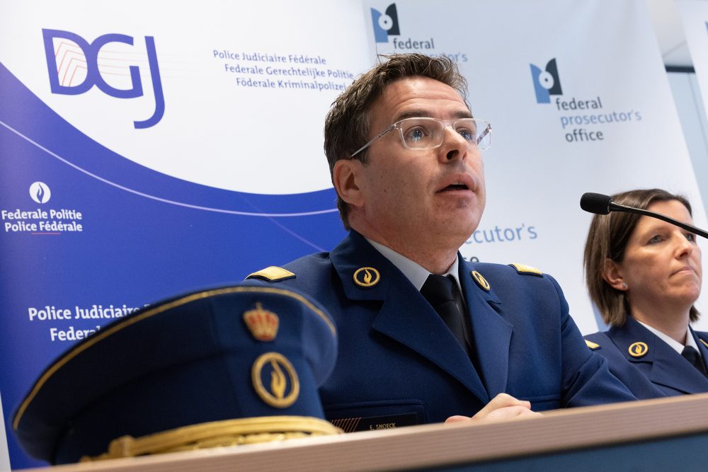 Eric Snoeck, der Generaldirektor der Föderalen Gerichtspolizei, und Sophie Lever von der Föderalen Gerichtspolizei Limburg bei der Pressekonferenz zu den Anti-Mafia-Razzien (Bild: Benoit Doppagne/Belga)