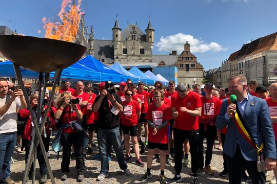 Der Bürgermeister von Mechelen, Alexander Vandersmissen (re.), und die Teilnehmer am Start des Fackellaufs im Vorfeld der 39. Nationalen Spiele der Special Olympics Belgien in Mechelen (Bild: Katleen Vastiau/Belga)