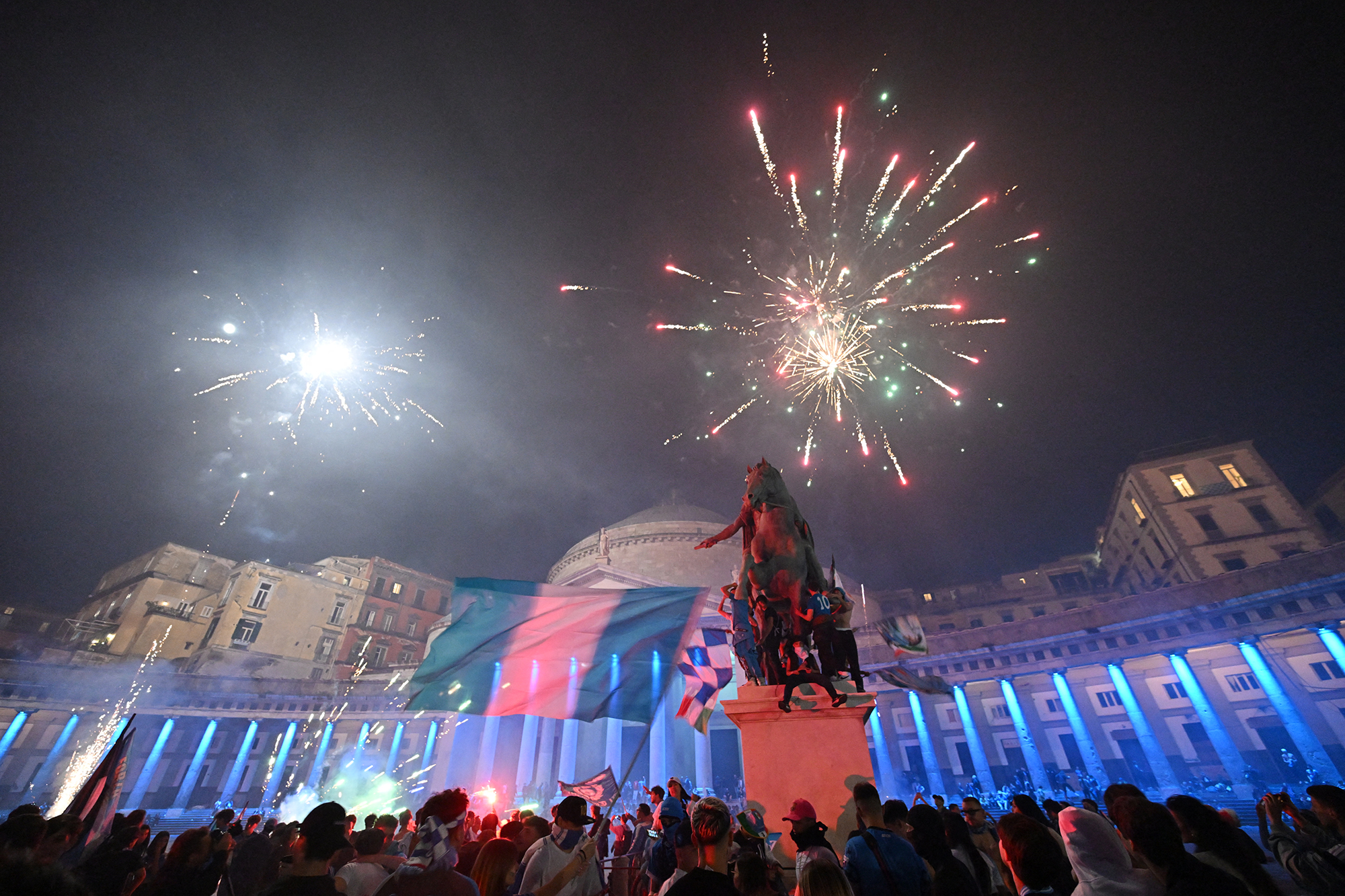 SSC-Napoli-Fans feiern auf der Piazza del Plebiscito in der Innenstadt von Neapel den Meistertitel (Bild: Alberto Pizzoli/AFP)