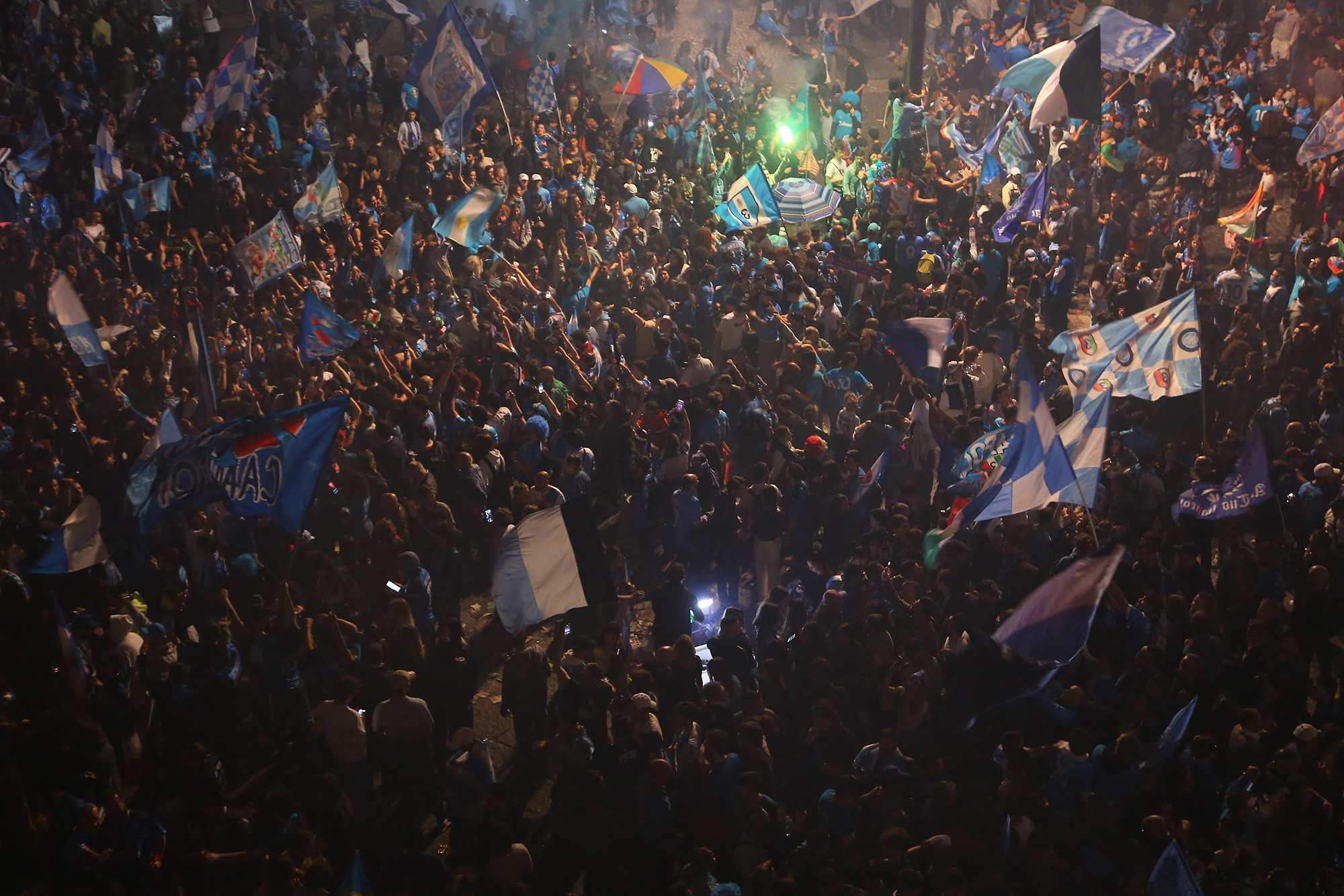 SSC-Napoli-Fans feiern in der Innenstadt von Neapel den Meistertitel (Bild: Carlo Hermann/AFP)