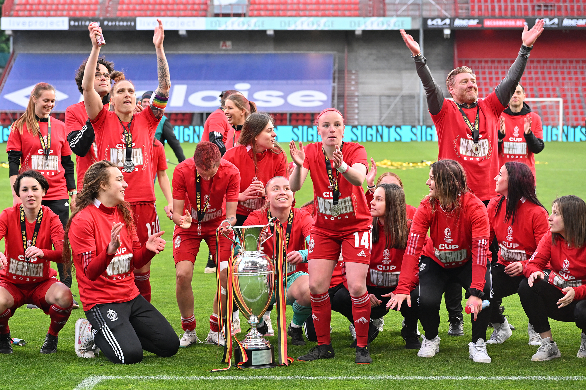 Die Fußballerinnen von Standard Lüttich freuen sich über den gewonnenen Pokal (Bild: David Catry/Belga)