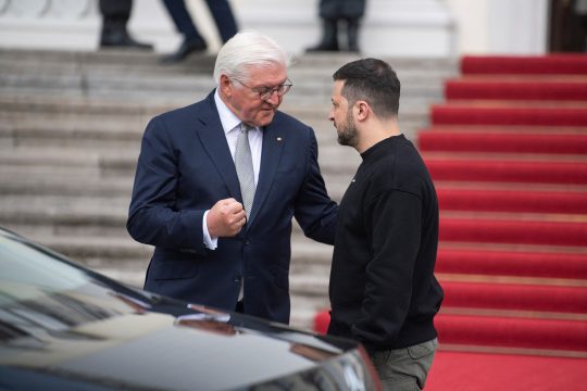 Frank-Walter Steinmeier und Wolodymyr Selenskyj in Berlin (Bild: Christophe Gateau/Pool/AFP)