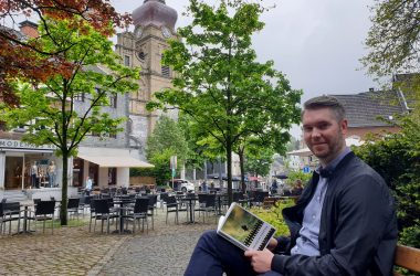 Stephan Haas mit seinem neuen Buch "Belgische Schatten" (Bild: Lena Orban/BRF)