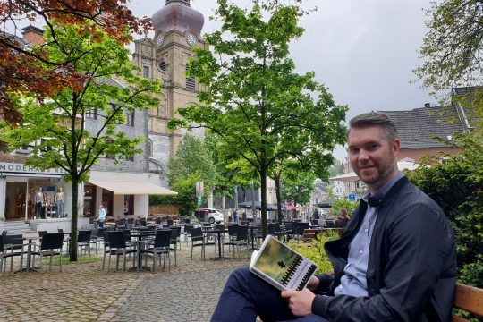 Stephan Haas mit seinem neuen Buch "Belgische Schatten" (Bild: Lena Orban/BRF)