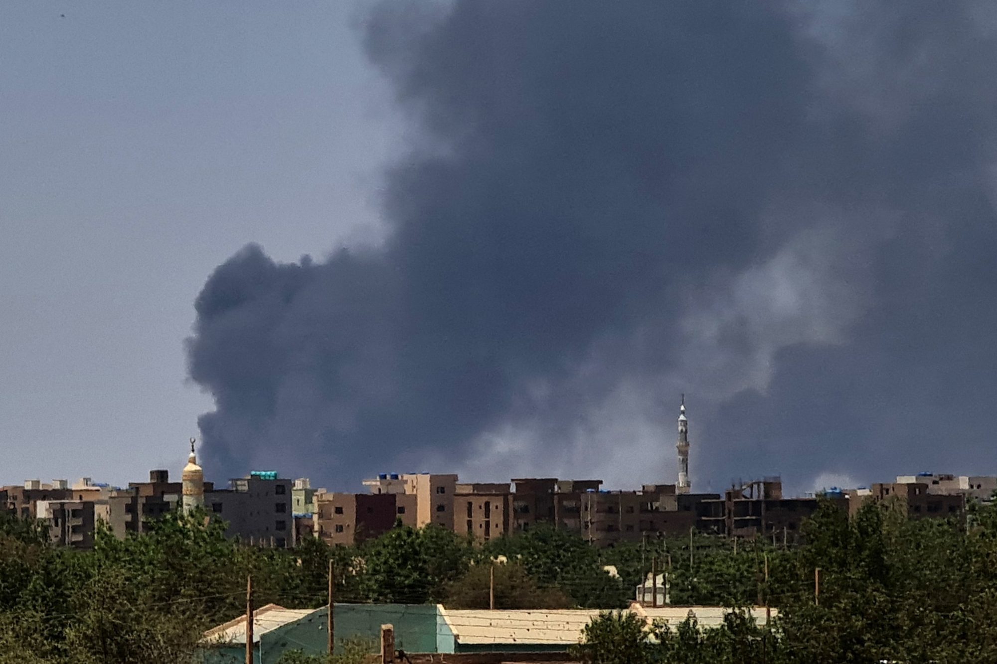 Rauchschwaden über Gebäuden in der sudanesischen Hauptstadt Khartum (Bild: AFP)