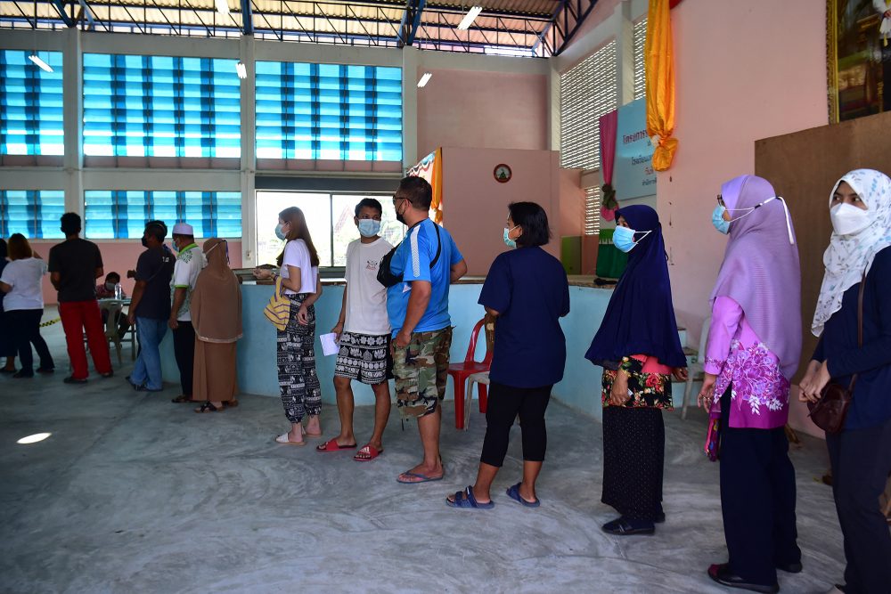 Schlange in einem Wahlbüro in Narathiwat (Bild: Madaree Tohlala/AFP)