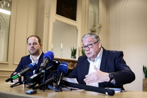 Marc Tarabella (r.) und sein Anwalt Maxim Töller bei der Pressekonferenz am Mittwoch (Bild: Kenzo Tribouillard/AFP)