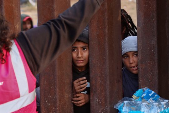 Migranten warten an der Grenze zwischen den USA und Mexiko auf ihre Asylanhörung (Bild: Sandy Huffaker/AFP)