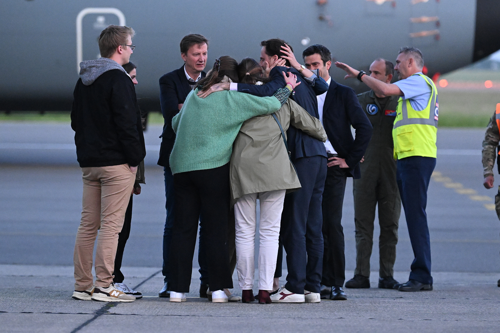 Olivier Vandecasteele wird am Militärflughafen Melsbroek von seiner Familie in Empfang genommen (Bild: Didier Lebrun/Belga)