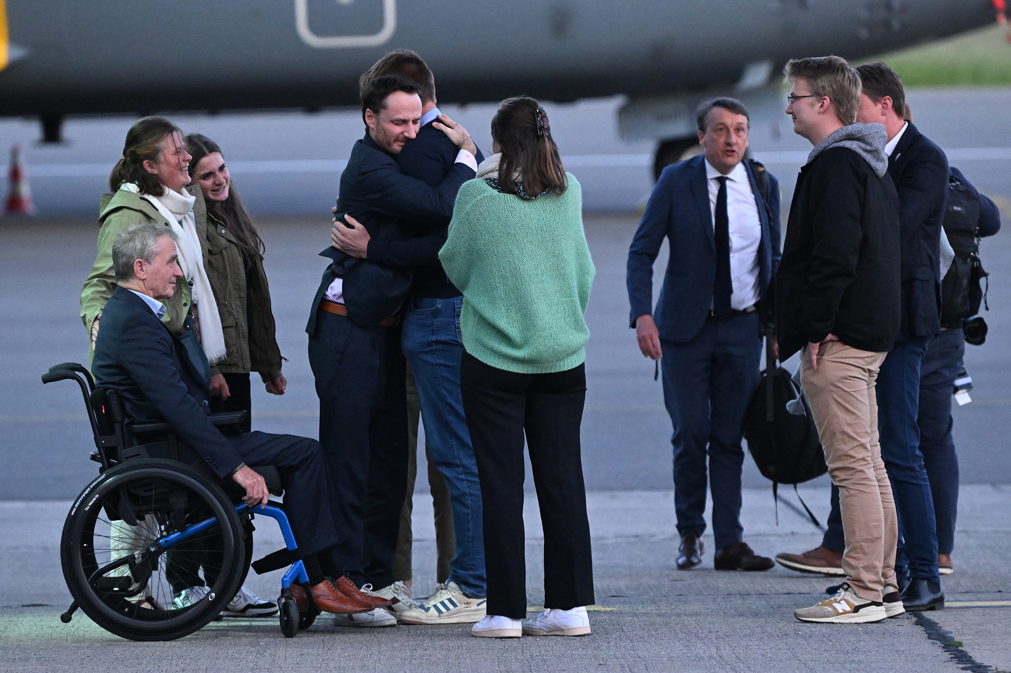 Olivier Vandecasteele wird am Militärflughafen Melsbroek von seiner Familie in Empfang genommen (Bild: Didier Lebrun/Belga)