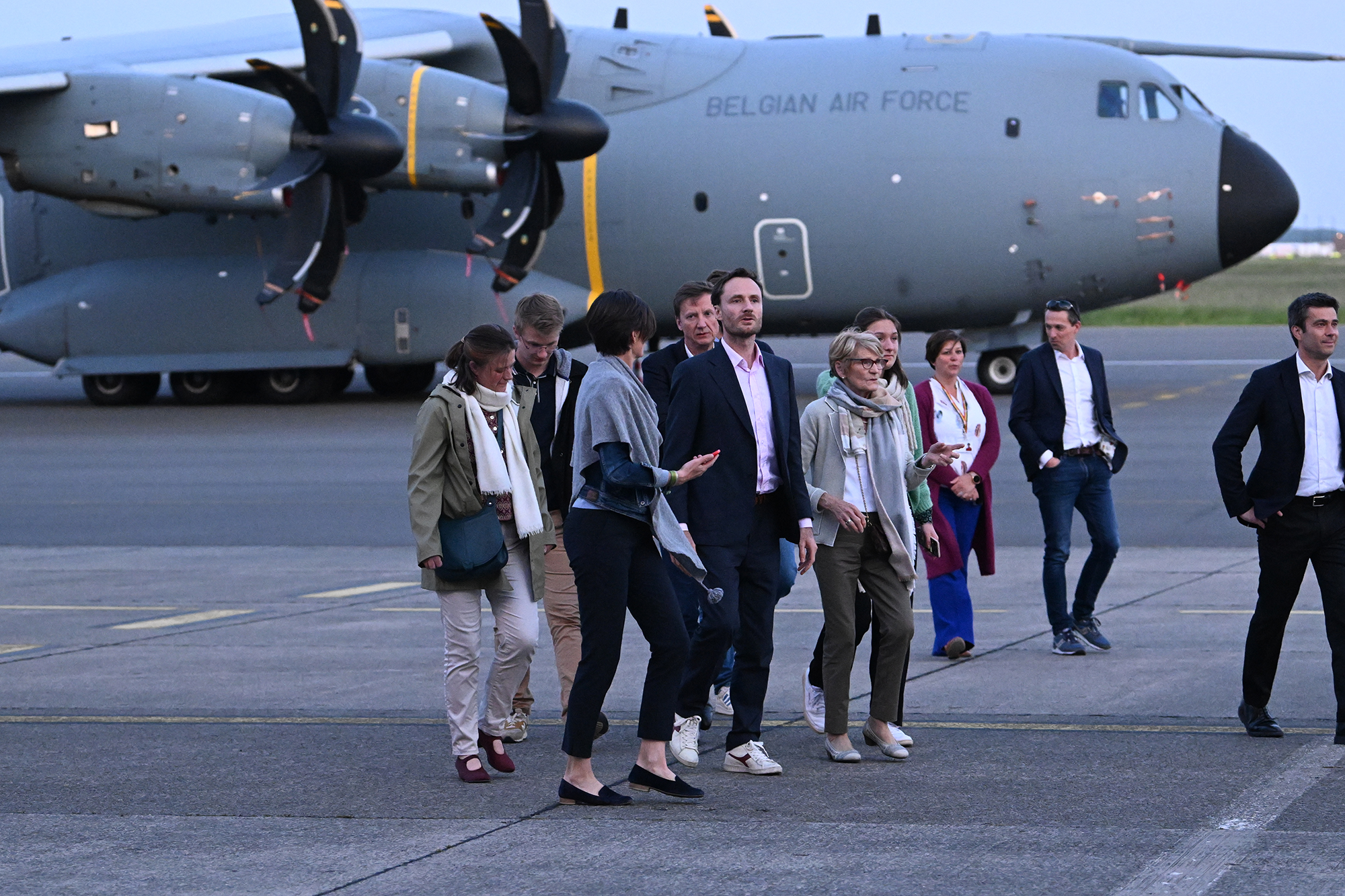 Olivier Vandecasteele (Mitte) nach der Landung im Melsbroek mit Familie und Freunden (Bild: Didier Lebrun/Belga)