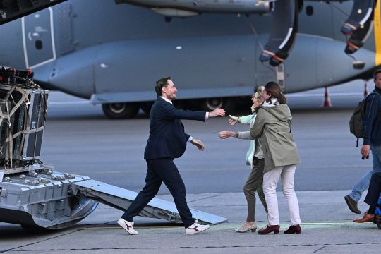 Olivier Vandecasteele wird am Militärflughafen Melsbroek von seiner Familie in Empfang genommen (Bild: Didier Lebrun/Belga)