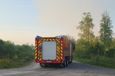 Feuerwehrfahrzeug auf dem Hohen Venn in der Nähe des Brandorts (Bild: Christophe Ramjoie/BRF)
