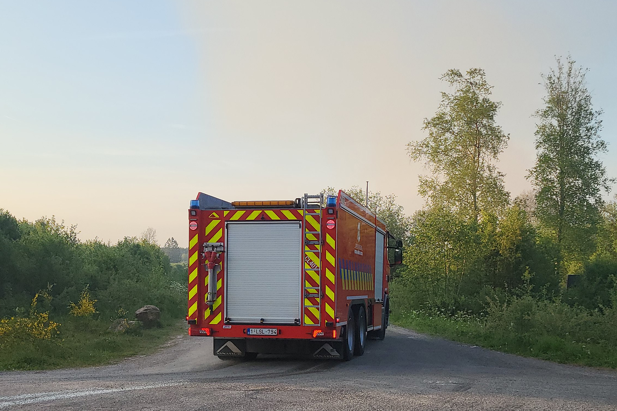Feuerwehrfahrzeug auf dem Hohen Venn in der Nähe des Brandorts (Bild: Christophe Ramjoie/BRF)