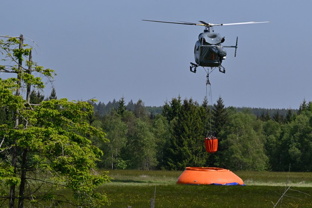 Löschhubschrauber im Einsatz am Dienstag im Hohen Venn (Bild: John Thys/Belga)