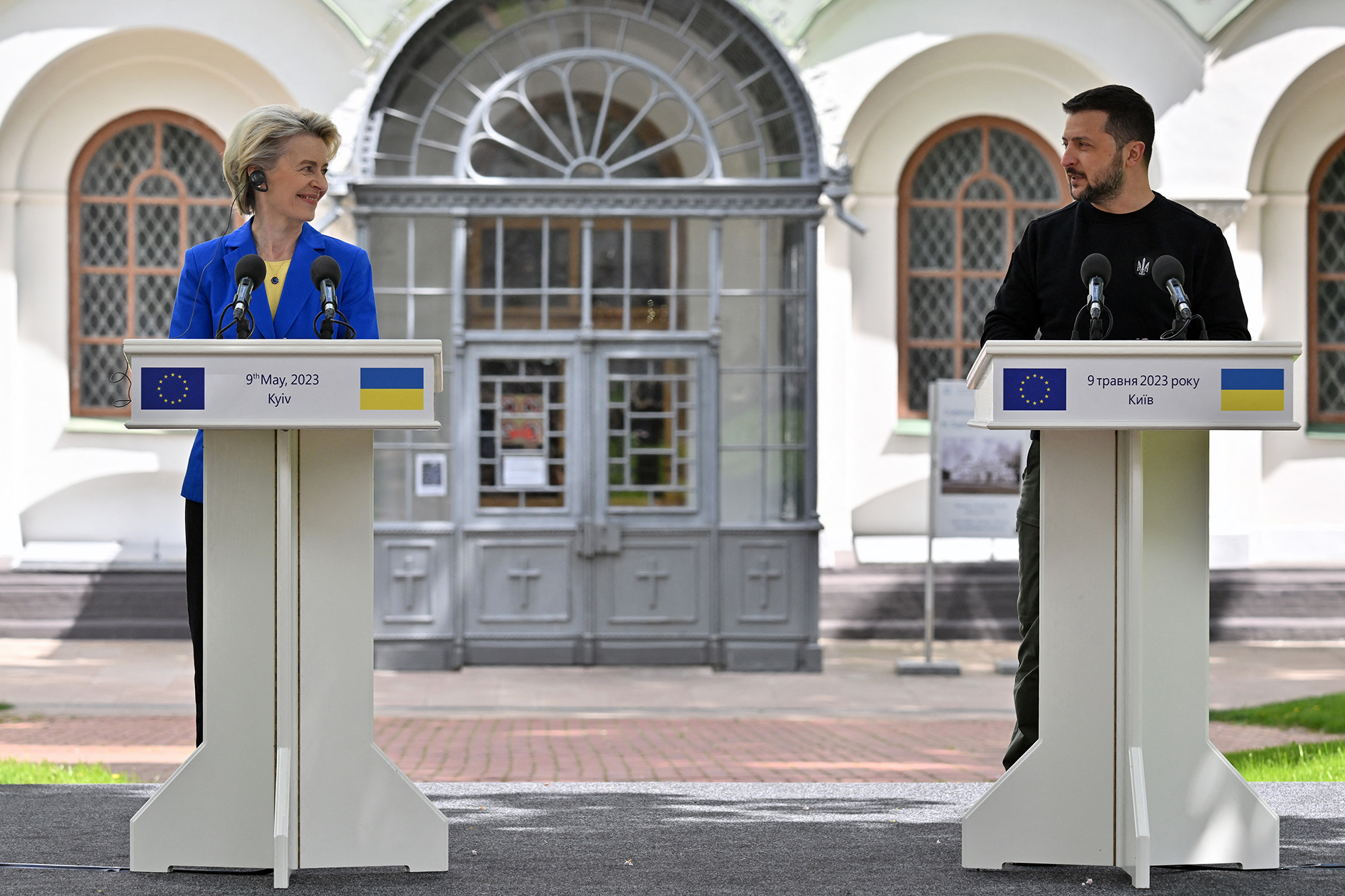 EU-Kommissionspräsidentin von der Leyen und der ukrainische Präsident Selenskyj bei einer Pressekonferenz am 9. Mai in Kiew (Bild: Sergei Supinsky/AFP)