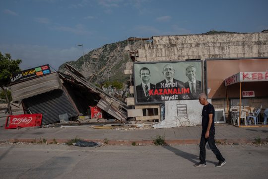 Wahlplakat in der Stadt Hatay, die schwer von dem Erdbeben getroffen wurde (Bild: Can Erok/AFP)