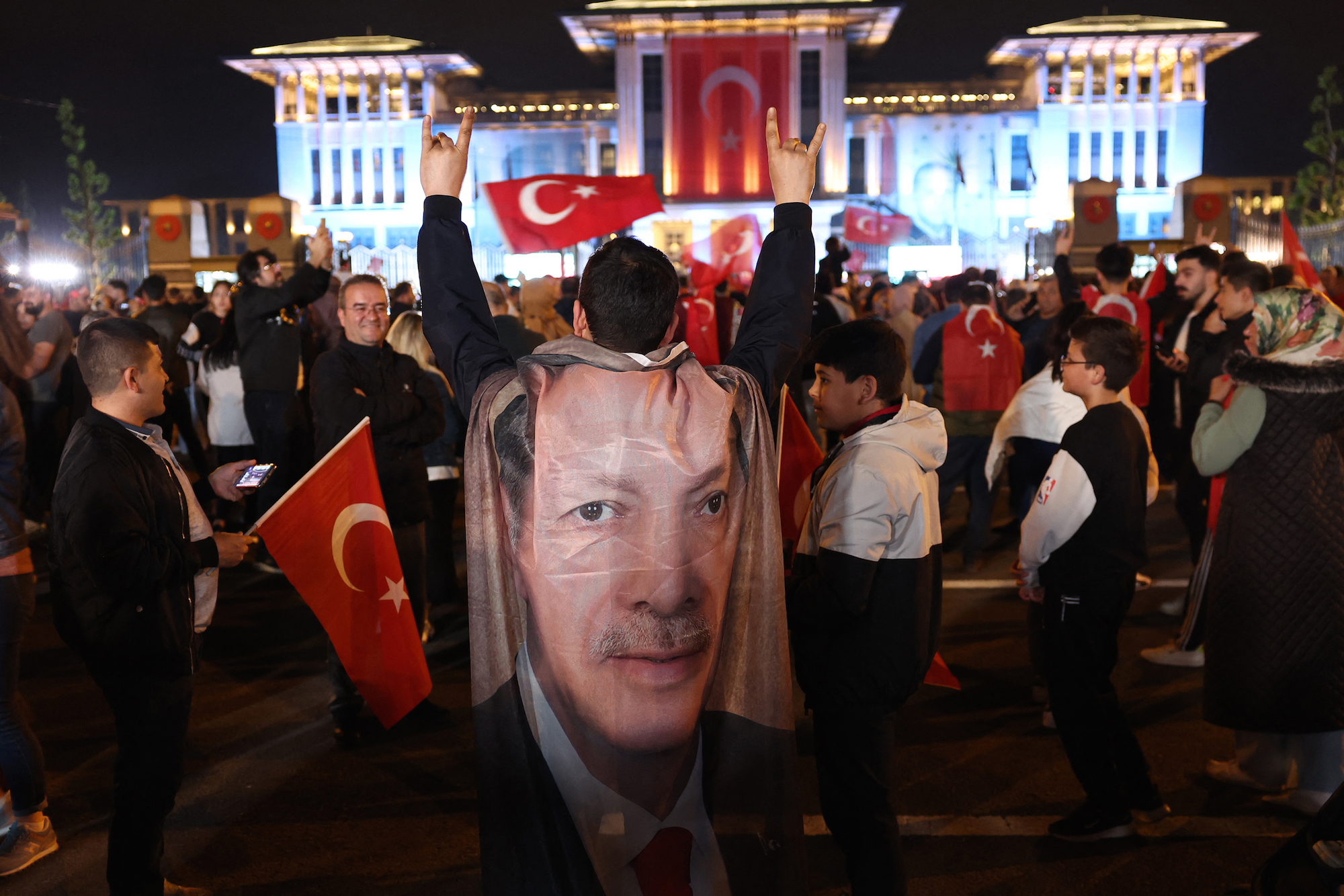 Erdogan-Anhänger feiern Wahlsieg (Bild: Adem Altan/AFP)