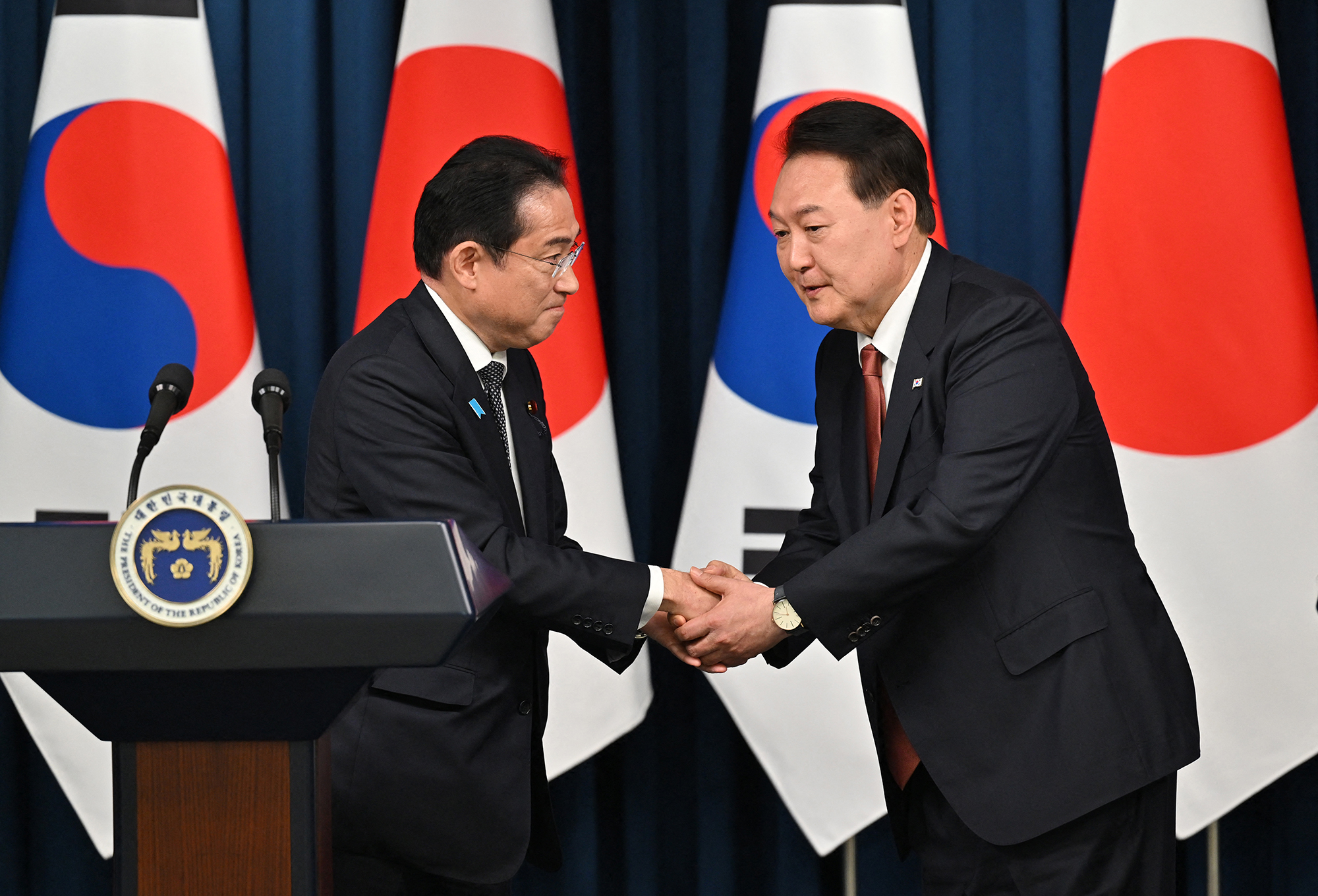 Koreas Präsident Yoon und Japans Premier Kishida (Bild: Jung Yeon-Je/Pool/AFP)