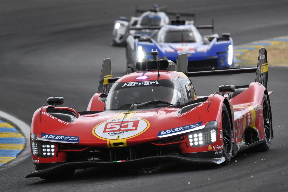 Der italienische Fahrer Antonio Giovinazzi fährt in seinem Ferrari 499P Hypercar vor dem britischen Fahrer Alex Lynn im Cadillac V-Series R Hypercar während des 24-Stunden-Langstreckenrennens von Le Mans (Bild: Jean-François Monier/AFP)