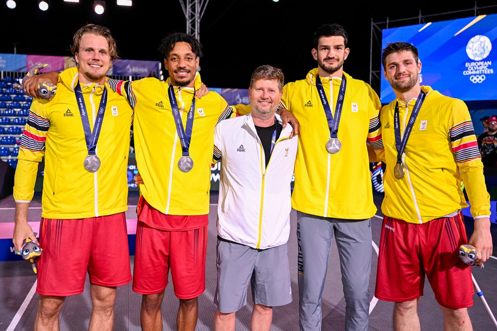 Thibaut Vervoort, Dennis Donkor, Trainer Steven Ibens, Caspar Augustijnen und Bryan De Valck mit ihren Silbermedaillen (Bild: Laurie Dieffembacq/Belga)