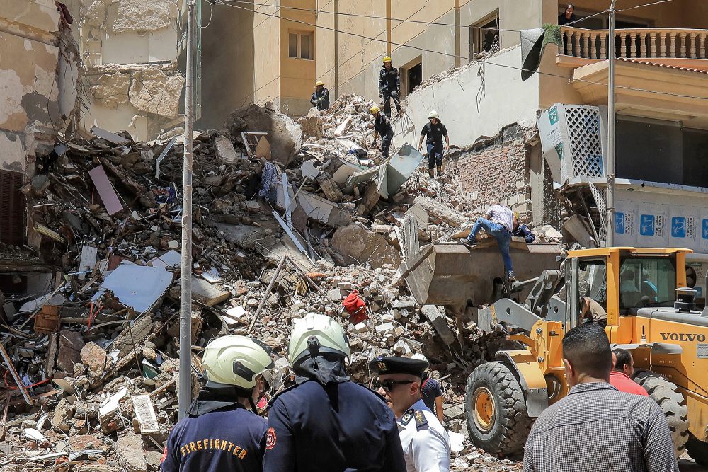 Ägypten: 13-stöckiges Gebäude in Alexandria eingestürzt - Polizei und Rettungskräfte vor Ort (Bild: Hazem Gouda/AFP)