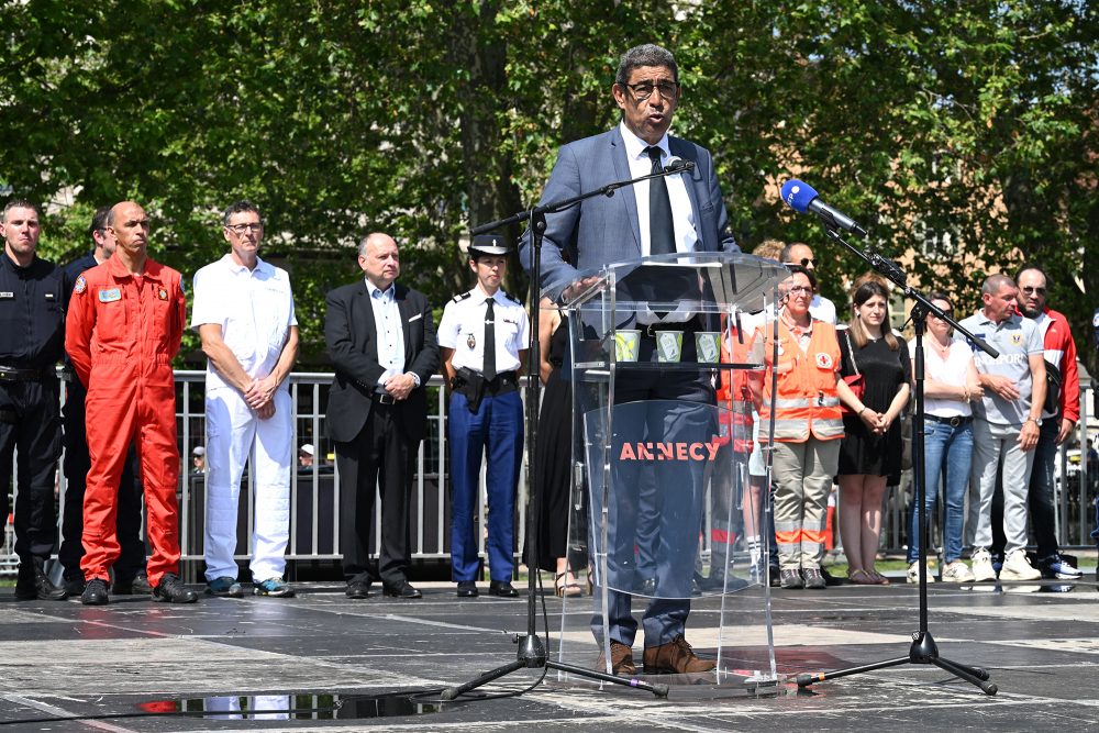 Annecys Bürgermeister François Astorg bei einer Gedenkveranstaltung am 11. Juni (Bild: Jean-Philippe Ksiazek/AFP)