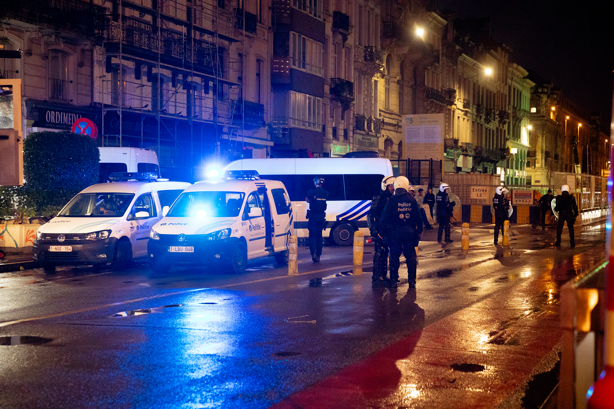 Randale im Brüsseler Anneessens-Viertel: Polizei im Einsatz (Bild: Hatim Kaghat/Belga)