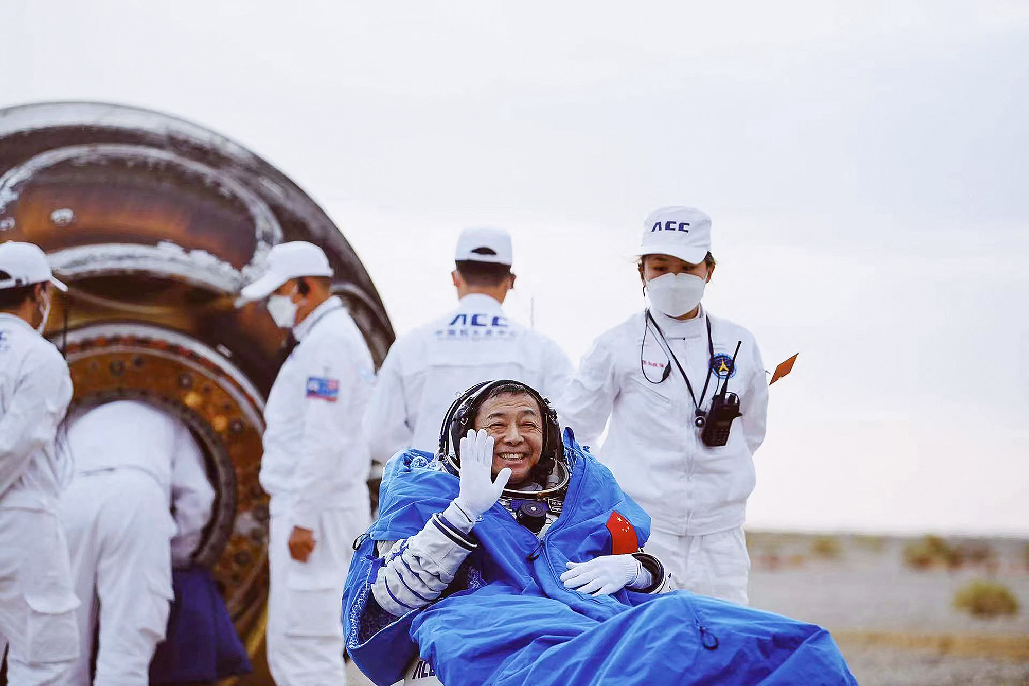 Astronaut Deng Qingming nach der Landung (Bild: STR/AFP)