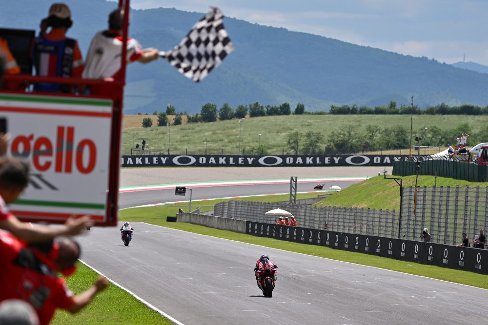 Francesco Bagnaia überquert bei seinem Heim-Grand-Prix im italienischen Mugello als Erster die Ziellinie (Bild: Filippo Monteforte/AFP)