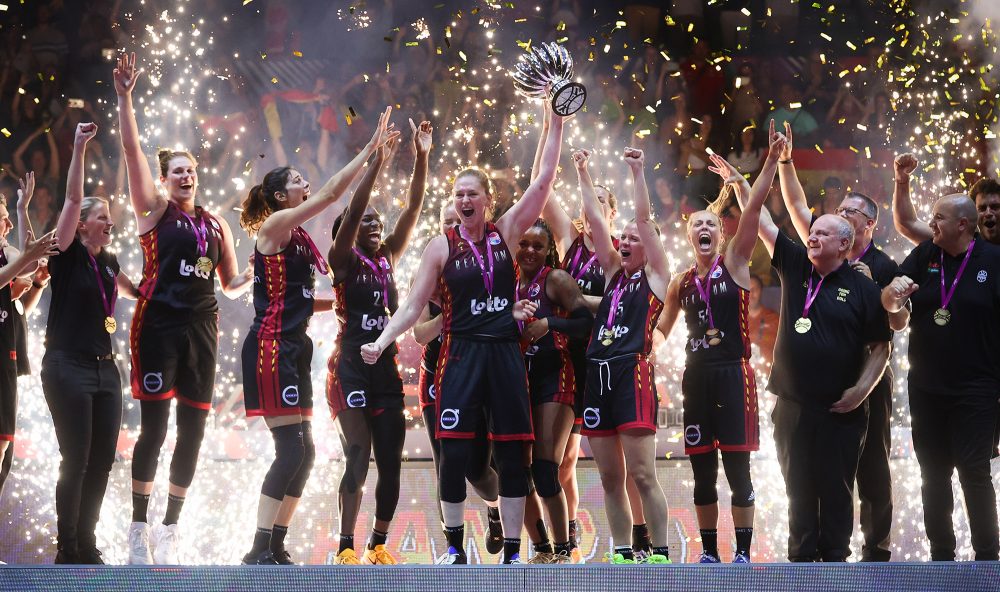 Die Belgian Cats mit ihrem Pokal (Bild: Virginie Lefour/Belga)