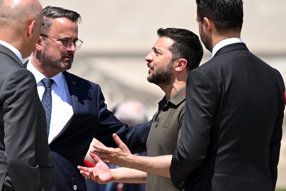 Luxemburgs Premier Xavier Bettel mit dem ukrainischen Präsidenten Wolodymyr Selenskyj in Bulboaca (Bild: Daniel Mihailescu/AFP)