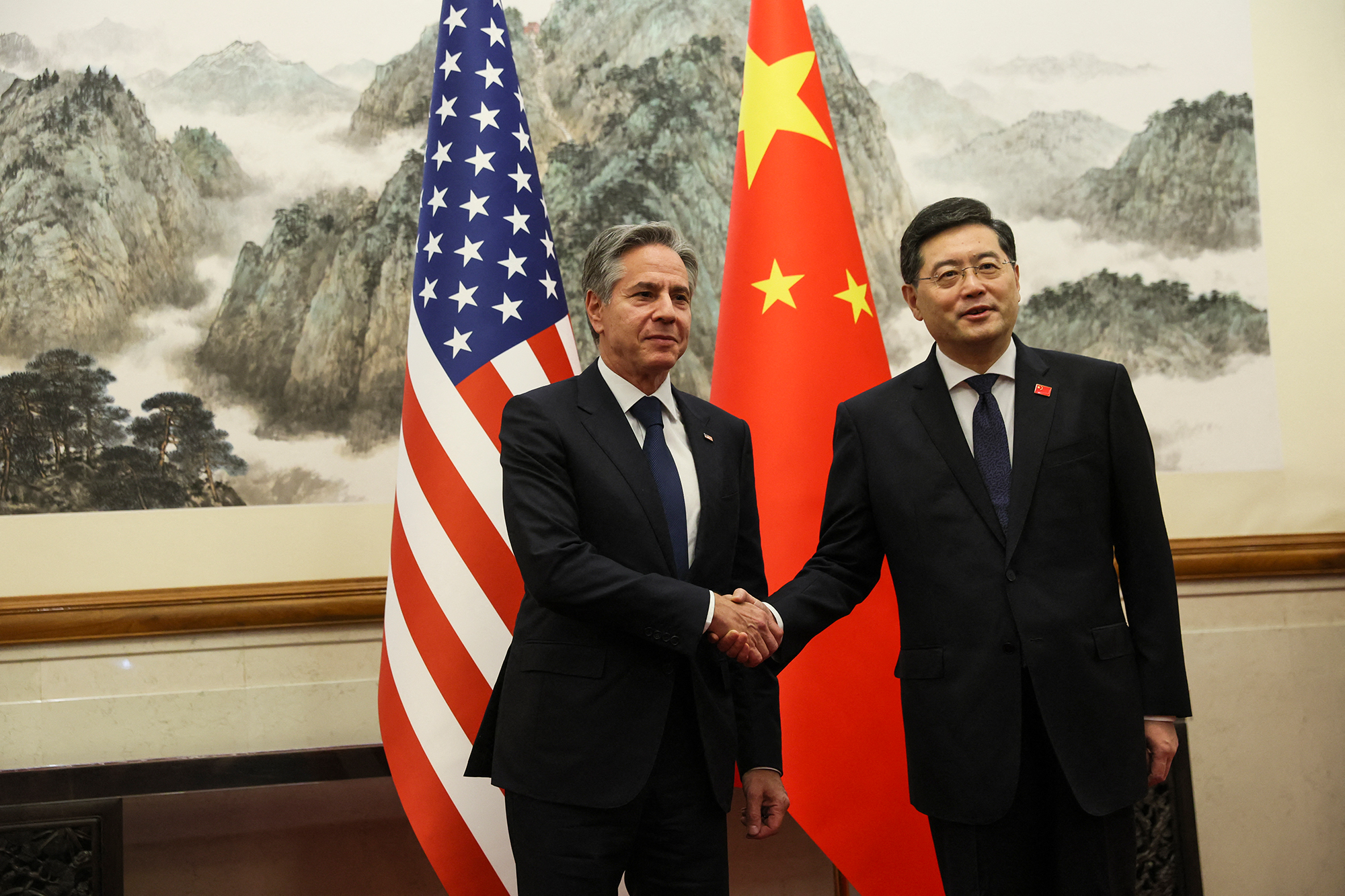 US-Außenminister Antony Blinken (li.) und Chinas Außenminister Qin Gang in Peking (Bild: Leah Millis/Pool/AFP)