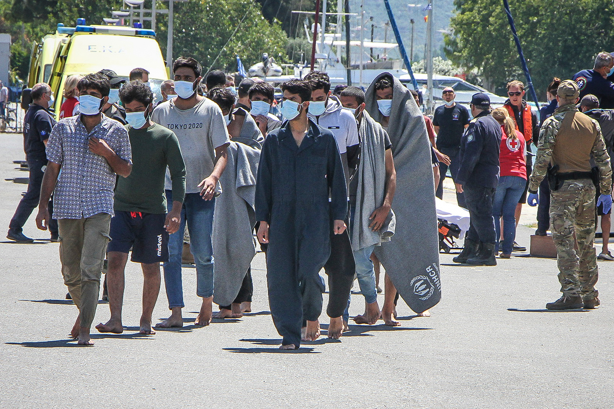 Überlebende des schweren Bootsunglücks vor der griechischen Küste (Bild: Stringer/Eurokinissi/AFP)