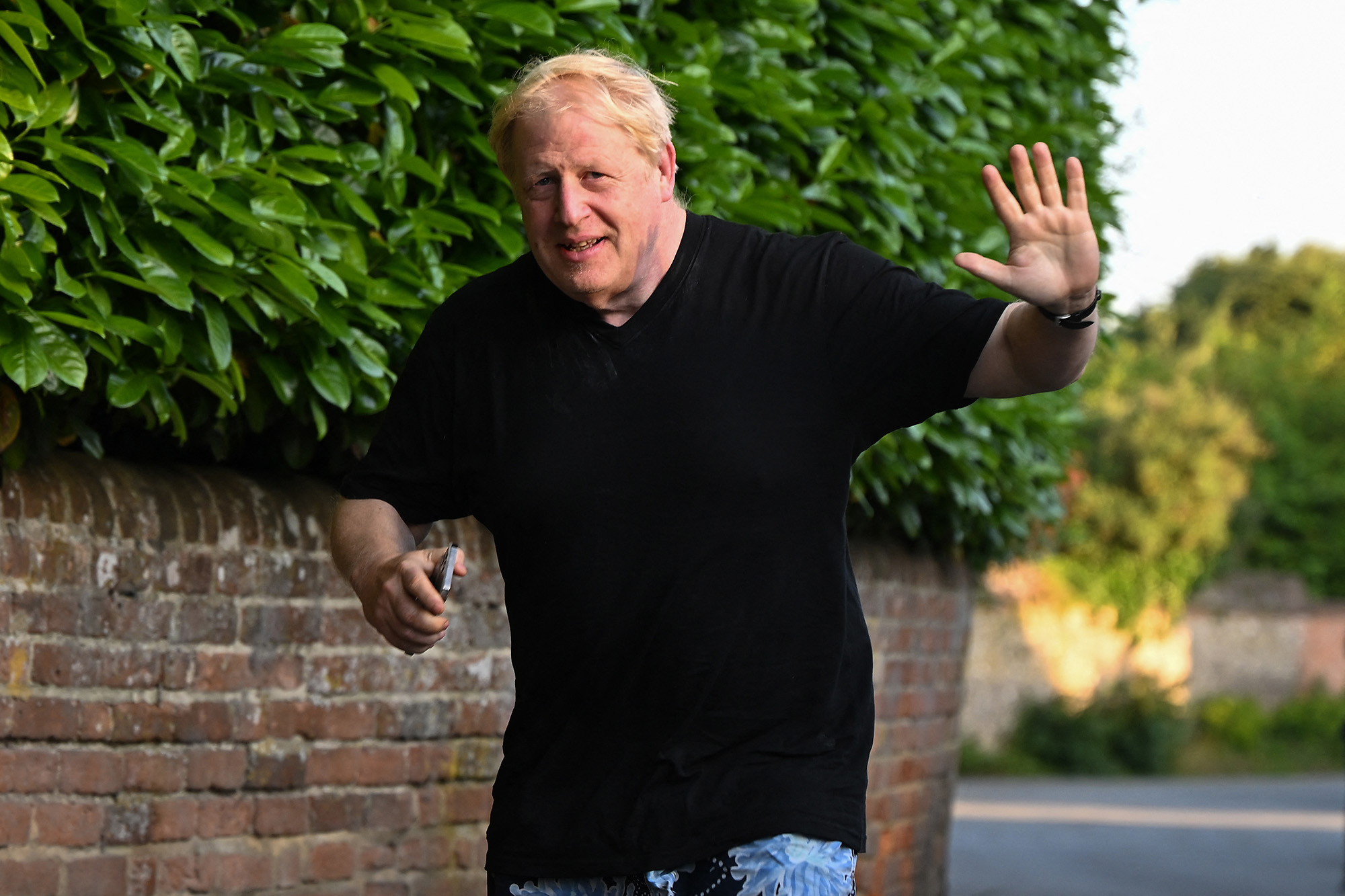 Boris Johnson am 14.6. beim Verlassen seines Hauses (Bild: Justin Tallis/AFP)