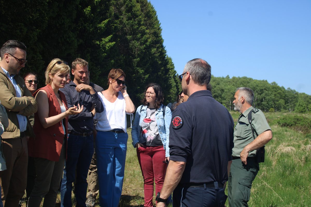 Brand im Hohen Venn gelöscht - Ortsbegehung mit der wallonischen Ministerin Céline Tellier am 1.6. (Bild: Michaela Brück/BRF)