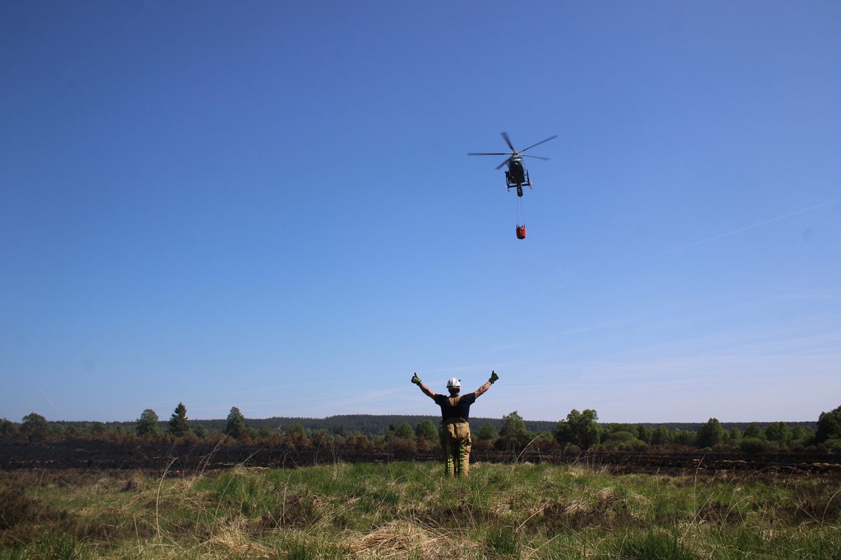 Löschhubschrauber im Einsatz über dem Hohen Venn am 1. Juni (Bild: Michaela Brück/BRF)