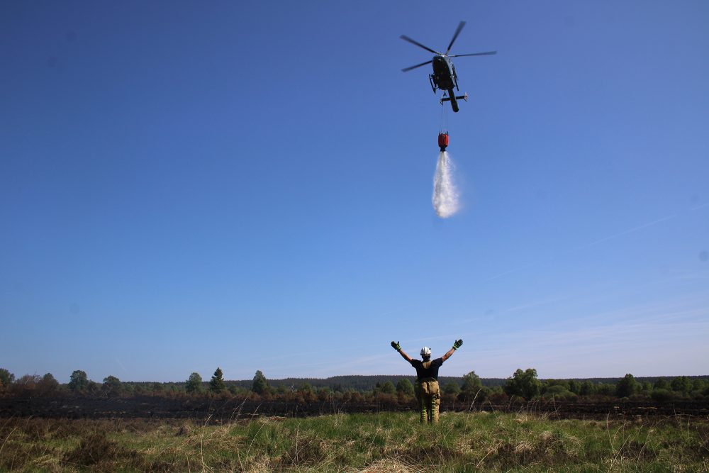 Löschhubschrauber im Einsatz über dem Hohen Venn am 1. Juni (Bild: Michaela Brück/BRF)