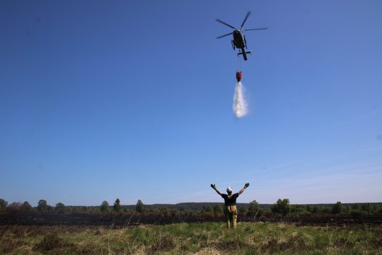 Löschhubschrauber im Einsatz über dem Hohen Venn am 1. Juni 2023