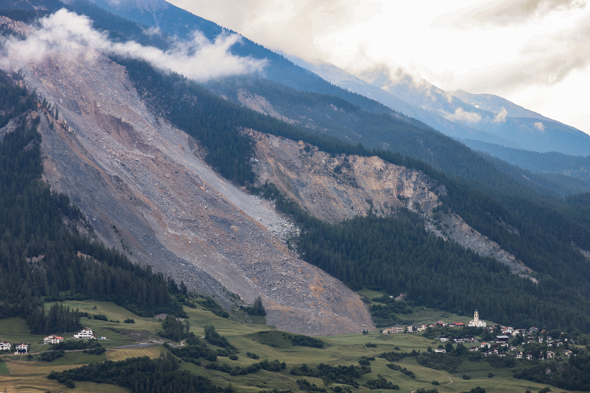 Felssturz bei Brienz in der Schweiz (Bild: Arnd Wiegmann/AFP)