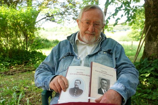 Bruno Kartheuser mit den zwei ersten Bänden des Rodter Bilderbogens (Bild: Stephan Pesch/BRF)