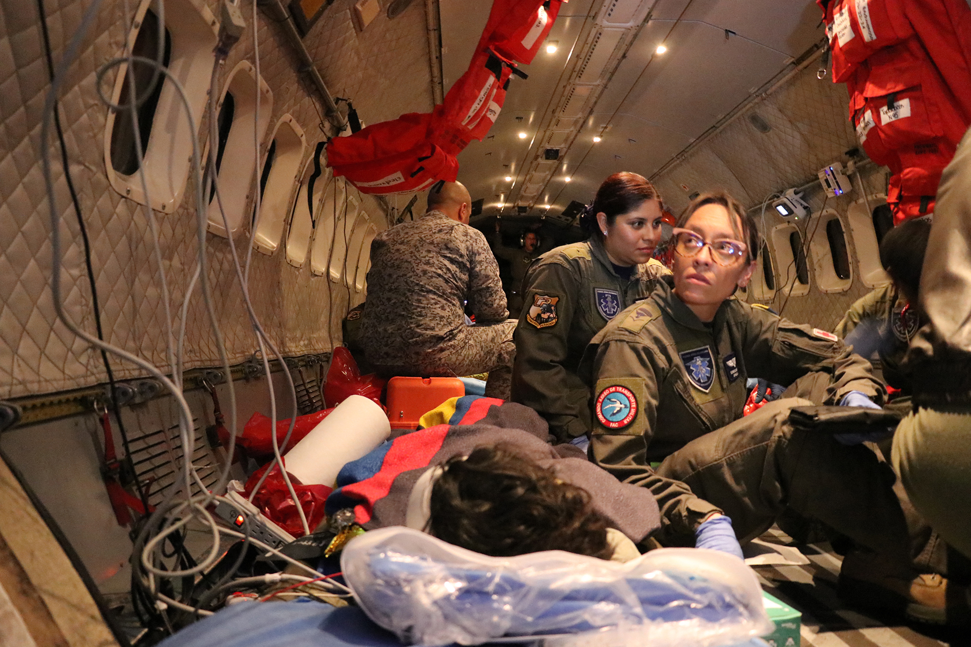 Rettungskräfte kümmern sich um die vier Kinder (Bild: Colombian Air Force/AFP)