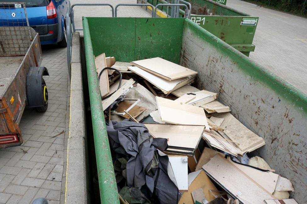 Container mit Sperrholz auf dem Wertstoffhof