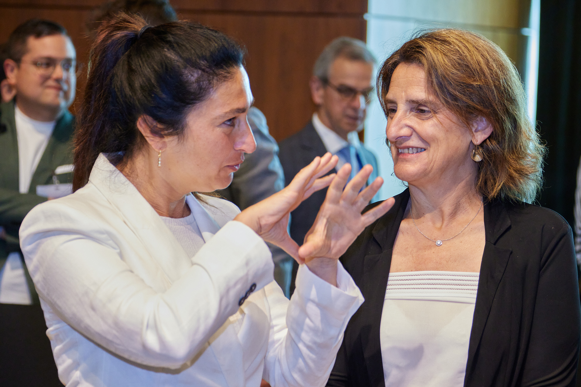 Flanderns Umweltministerin Zuhal Demir und ihre spanische Amtskollegin Teresa Ribera Rodríguez in Luxemburg (Bild: Claude Ernst/Belga)