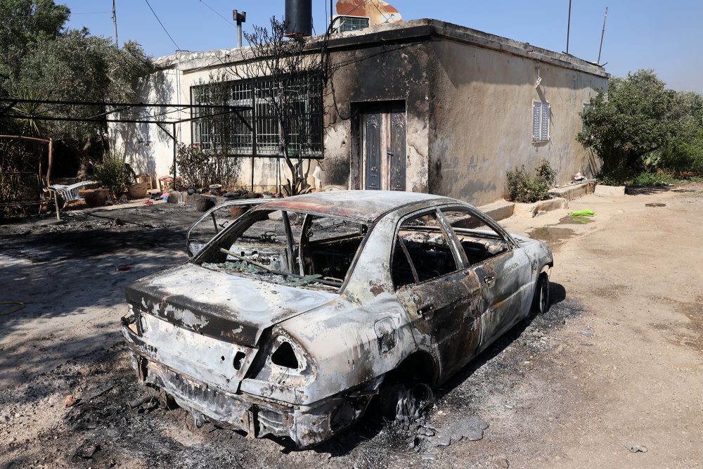 Das durch den Drohnenangriff ausgebrannte Auto vor einem Haus in Turmus Aya in der Nähe der besetzten Stadt Ramallah im Westjordanland (Bild: Ahmad Gharabli/AFP)