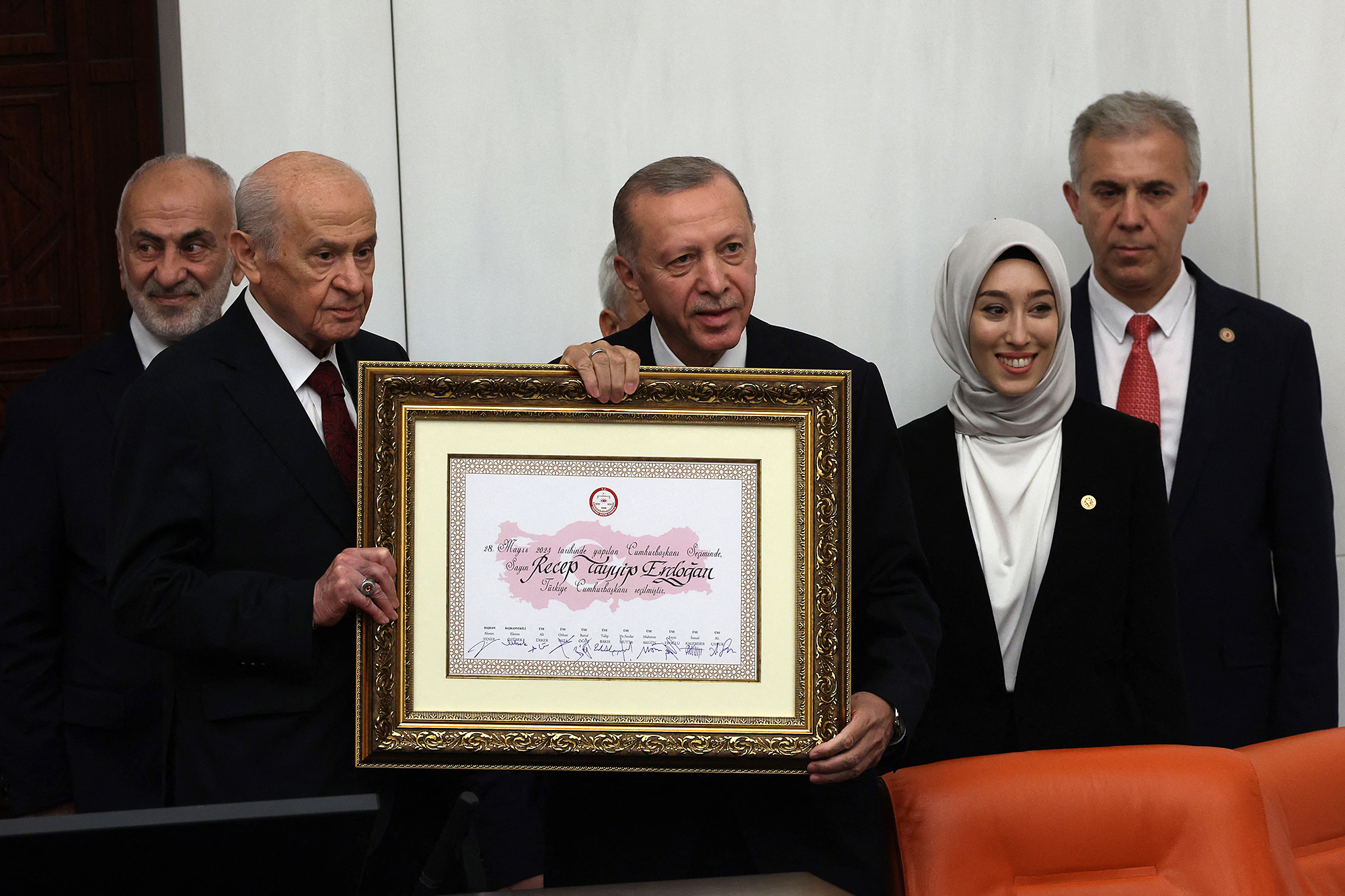 Der türkische Präsident Recep Tayyip Erdogan erhält seine Ernennungsurkunde (Bild: Adem Altan/AFP)