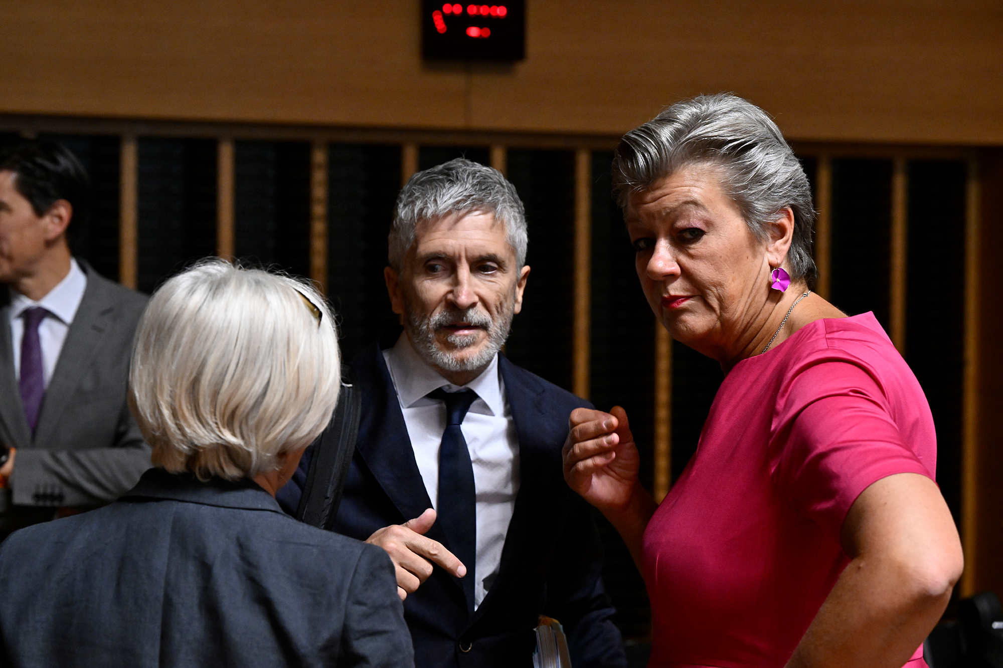 Der spanische Innenminister Fernando Grande-Marlaska Gomez und EU-Innenkommissarin Ylva Johansson in Luxemburg (Bild: John Thys/Belga)