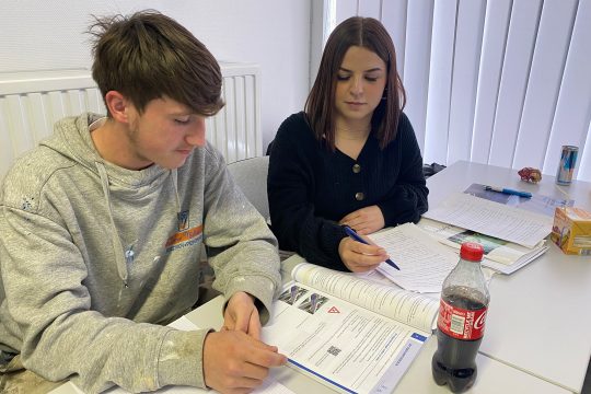 Führerschein: Unterricht in der Fahrschule Justet in Eupen (Bild: Simonne Doepgen/BRF)