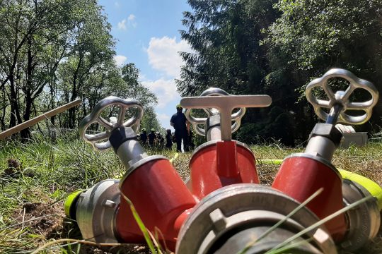 Feuerwehrleute aus der Städteregion Aachen und dem Kreis Düren halten im Hohen Venn eine Brandschutzübung ab (Bild: Manuel Zimmermann/BRF)