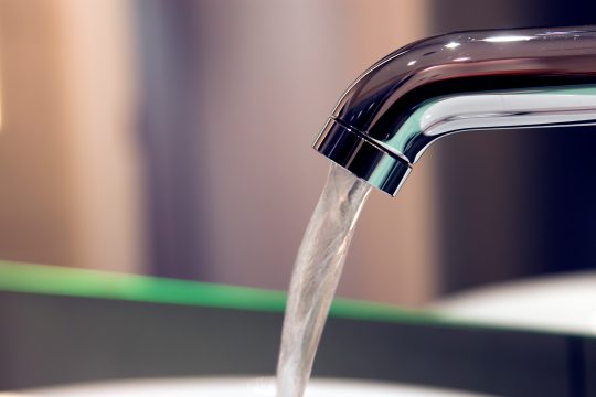 Fließendes Wasser in der Küche